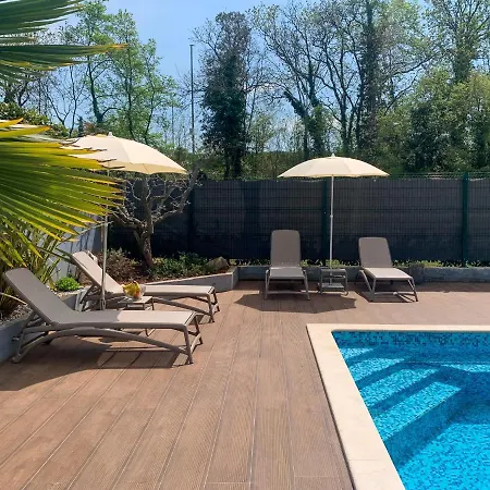 Sunny Adriatic بوريتش